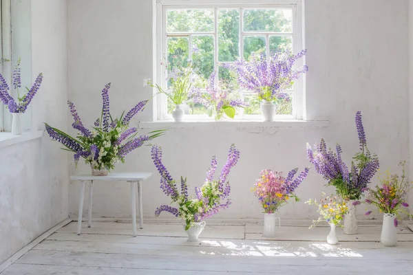 Interior Vintage Blanco Con Flores — Foto de Stock