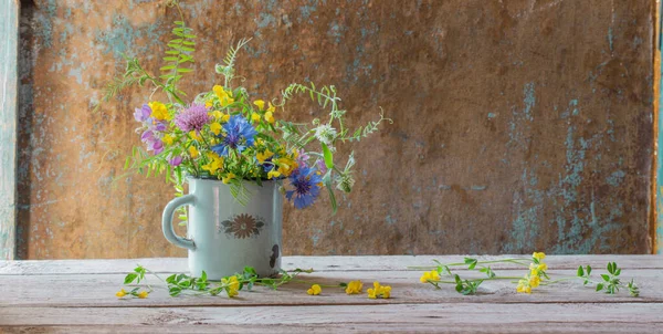 Tahta Arka Planda Eski Bardakta Yaz Çiçekleri — Stok fotoğraf