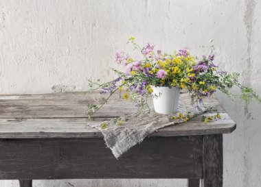 Yaz çiçekleri eski ahşap masada