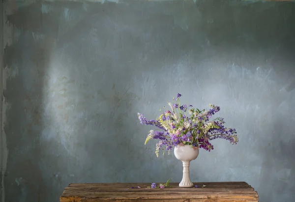 深色背景的蓝色和紫色夏季花束 — 图库照片