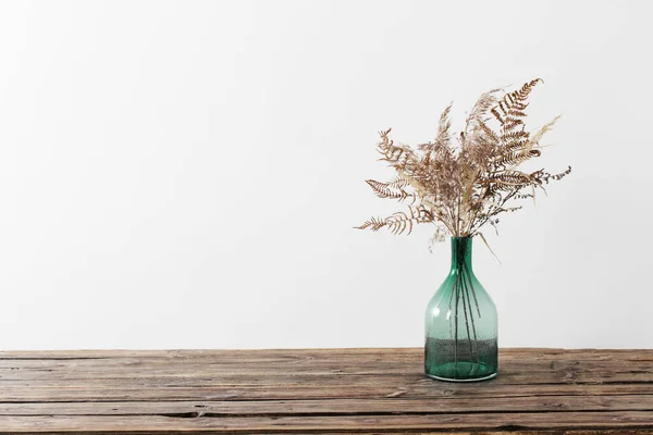 Сушеные Цветы Вазе Деревянном Столе Белом Фоне — стоковое фото