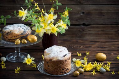 Paskalya pastaları ve yumurtalar koyu ahşap arka planda