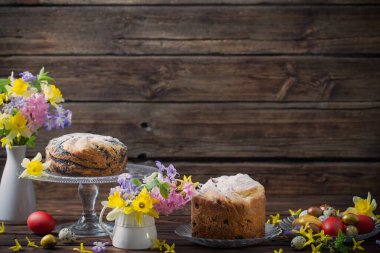Paskalya pastaları ve yumurtalar koyu ahşap arka planda