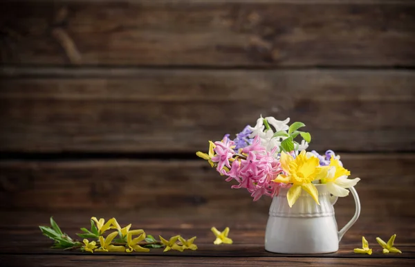 暗い古い木の背景に美しい春の花 — ストック写真