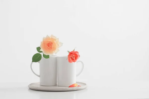 Deux Roses Dans Des Tasses Sur Fond Blanc — Photo