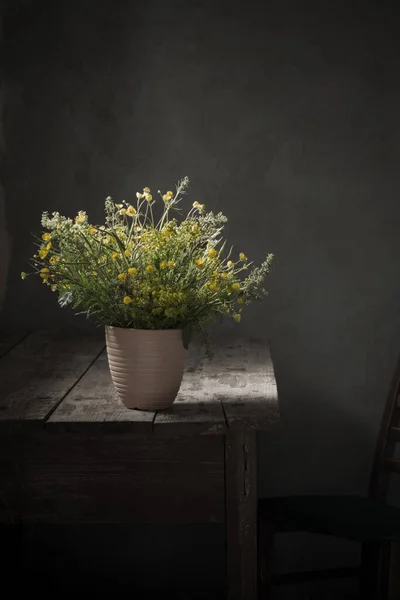 木桌上的野花花束 — 图库照片