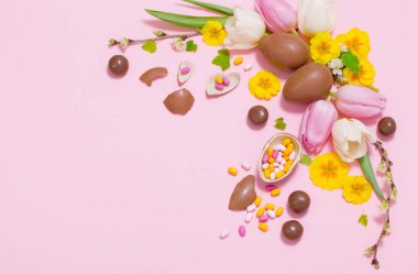 Yumurta ve çiçekli paskalya pembesi