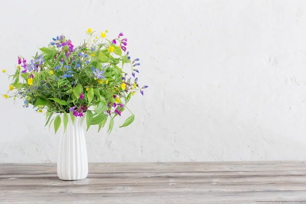 Sommar Vilda Blommor Vas Vit Bakgrund — Stockfoto