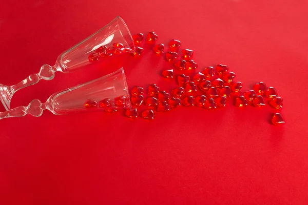赤を基調としたシャンパングラスと赤のハート バレンタインデーグリーティングカード — ストック写真