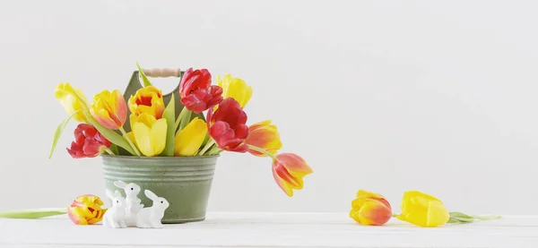 Tulipas Vermelhas Amarelas Balde Coelho Cerâmico Fundo Branco — Fotografia de Stock