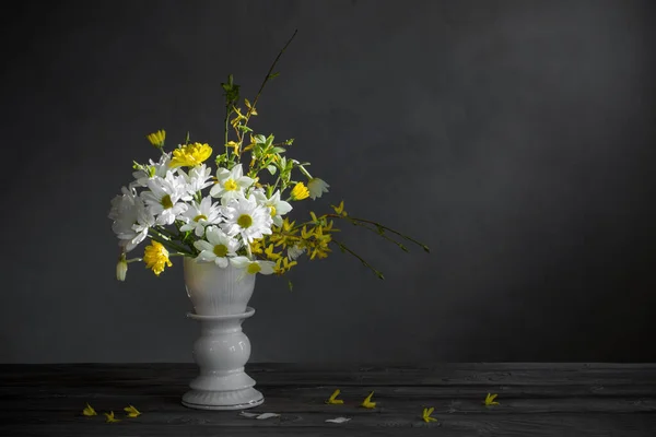 Spring White Yellow Flowers Background Gray Wall — Stock Photo, Image