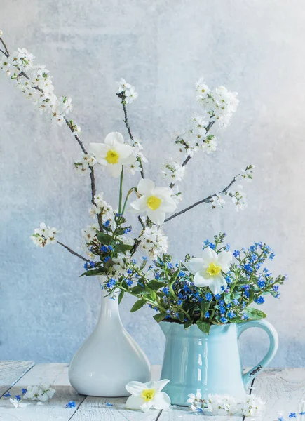 背景の花瓶の春の花古い壁 — ストック写真
