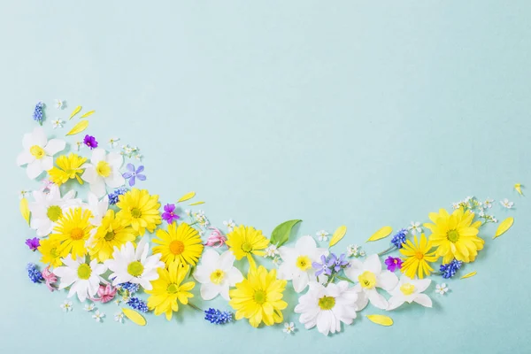 Vackra Blommor Blått Papper Bakgrund — Stockfoto