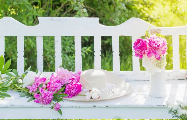 Pion Kanna Vit Träbänk Sommarträdgården — Stockfoto