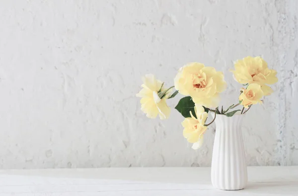 Roses Jaunes Dans Vase Blanc Sur Fond Blanc Mur — Photo