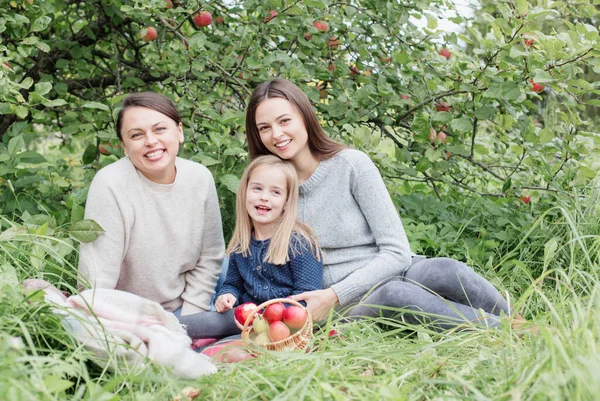 Tre Generazioni Donne Della Stessa Famiglia Nel Frutteto Mele Picnic — Foto Stock