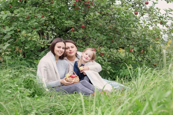 Drei Generationen Von Frauen Derselben Familie Apfelgarten Beim Picknick — Stockfoto