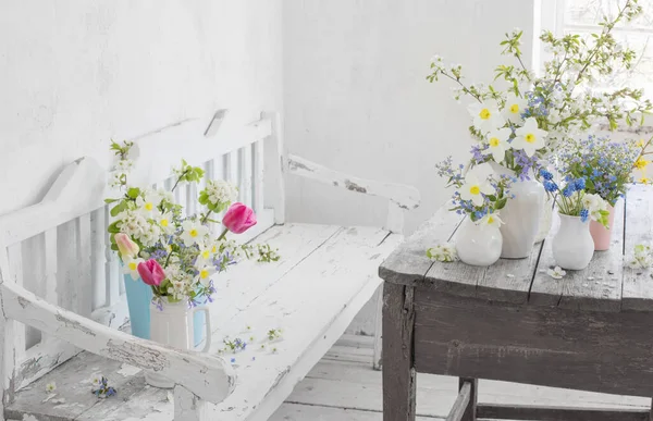 Jarní Květiny Retro Bílém Interiéru Starou Dřevěnou Lavicí — Stock fotografie