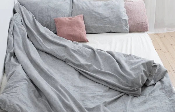 Säng Med Grå Sängkläder Vit Interiör — Stockfoto