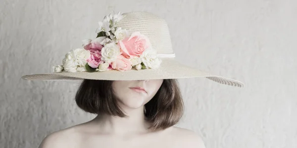 Όμορφο Κορίτσι Στο Καπέλο Λουλούδια Γκρι Φόντο — Φωτογραφία Αρχείου