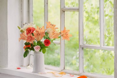 Vazodaki yaz çiçekleri arkaplan penceresinde su damlalarıyla