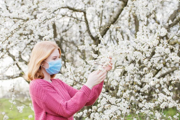 Heureuse Adolescente Masque Médical Dans Jardin Fleuri Printemps Notion Distance — Photo