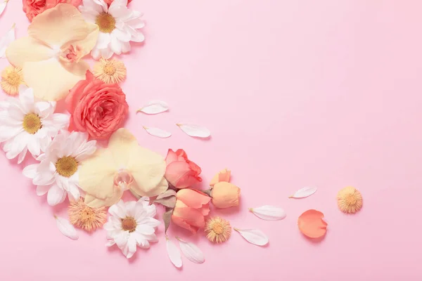 ピンクの紙の背景に美しい花柄 — ストック写真