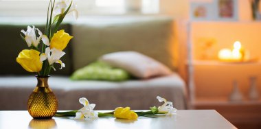 Beyaz ev içi bahar çiçekleri ve dekorasyonlarıyla