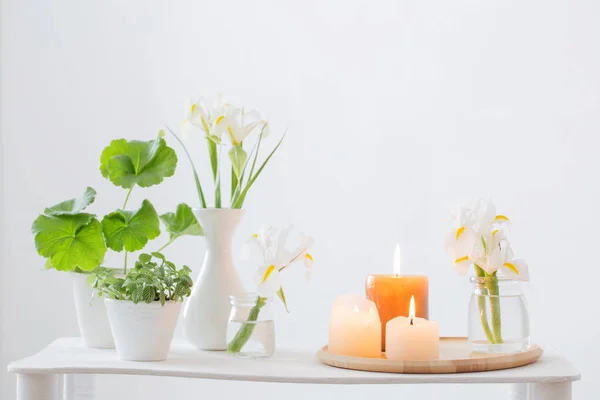 Brennende Kerzen Und Frühlingsblumen Auf Holzregal Weißem Interieur — Stockfoto