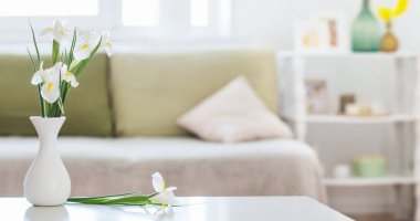 Beyaz ev içi bahar çiçekleri ve dekorasyonlarıyla