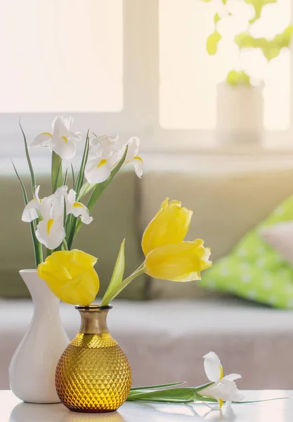 Interior Branco Casa Com Flores Primavera Decorações — Fotografia de Stock