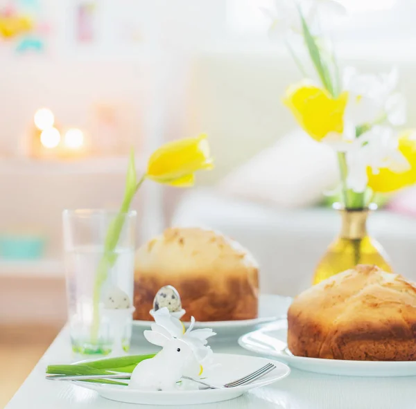 Gâteaux Pâques Avec Des Fleurs Printemps Intérieur Blanc — Photo