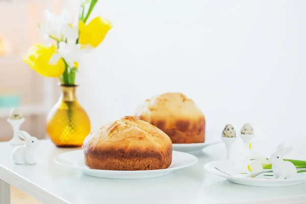 Pasteles Pascua Con Flores Primavera Interior Blanco —  Fotos de Stock