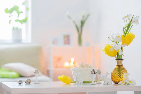 Décorations Pâques Avec Des Fleurs Printemps Intérieur Blanc — Photo