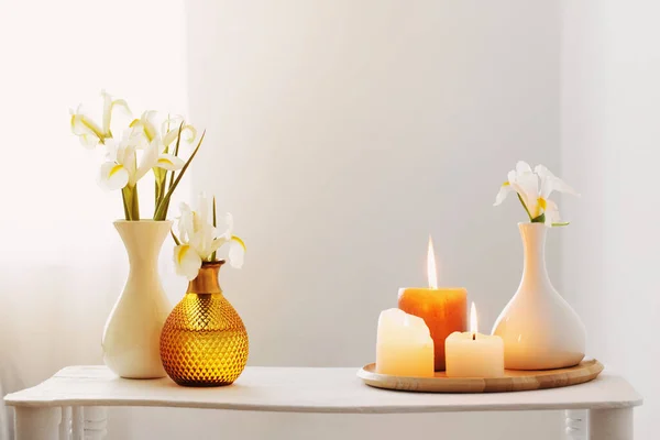 Queimando Velas Flores Primavera Prateleira Madeira Interior Branco — Fotografia de Stock