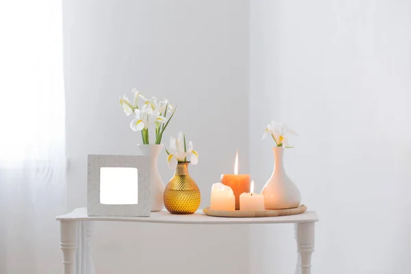 Weißer Rahmen Brennende Kerzen Und Blumen Regal Auf Weißem Hintergrund — Stockfoto