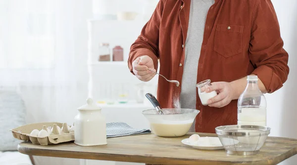 Beyaz Mutfakta Krep Hamuru Yoğuran Orta Yaşlı Bir Adam — Stok fotoğraf