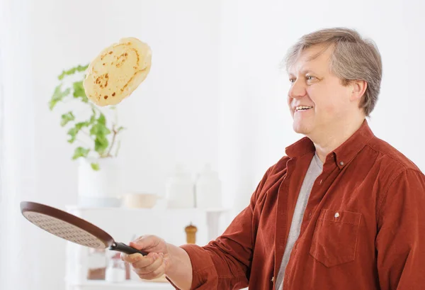 Man Flips Pancake Air Kitchen — Stock Photo, Image