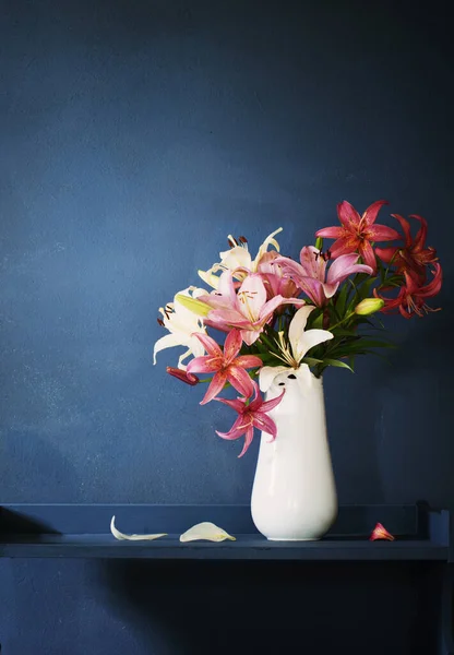 Kytice Lilie Květiny Váze Tmavém Pozadí — Stock fotografie