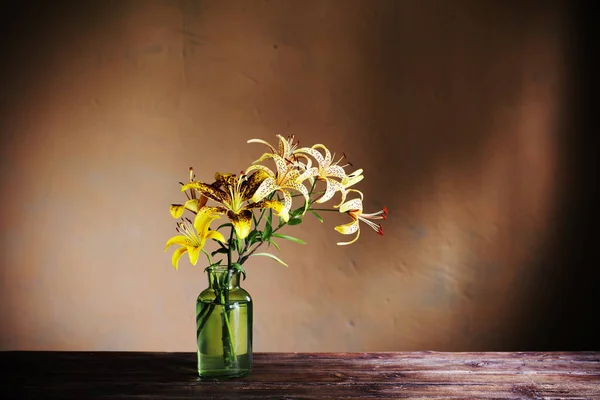 Yellow Lily Green Glass Vase Wooden Table — Stock Photo, Image