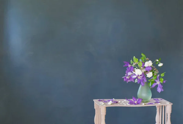 Fleurs Clematis Dans Vase Verre Sur Étagère Vintage Bois — Photo