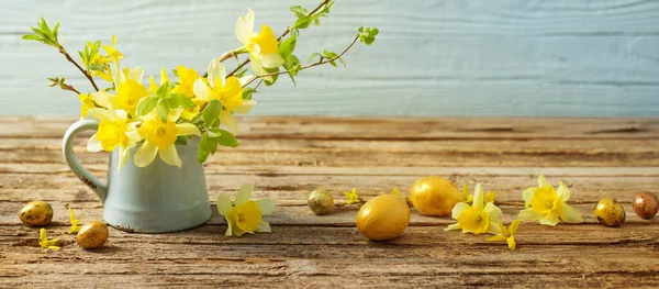 Ovos Páscoa Dourados Flores Amarelas Fundo Madeira — Fotografia de Stock