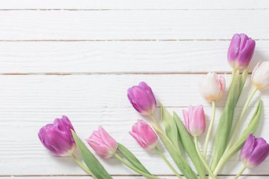 Beyaz ahşap zemin üzerinde güzel laleler