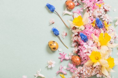Yumurta ve çiçekli Paskalya arkaplanı
