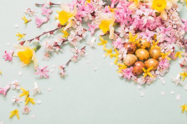 Yumurta ve çiçekli Paskalya arkaplanı