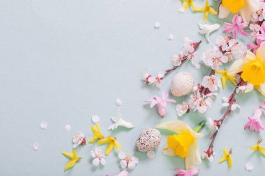 Yumurta ve çiçekli Paskalya arkaplanı