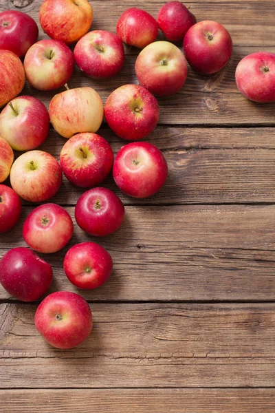 Rote Äpfel Auf Altem Hölzernen Hintergrund — Stockfoto