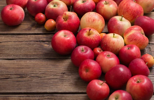 Mele Rosse Vecchio Sfondo Legno — Foto Stock