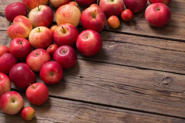 Mele Rosse Vecchio Sfondo Legno — Foto Stock