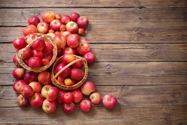 Mele Rosse Vecchio Sfondo Legno — Foto Stock